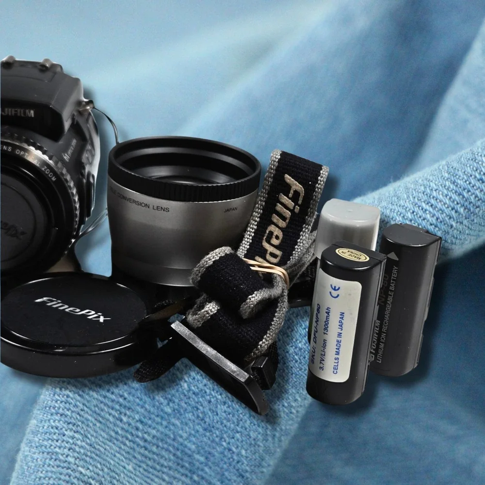 Classic Fujifilm Finepix 6900 Zoom Digital Camera 3.1MP Super CCD With Case